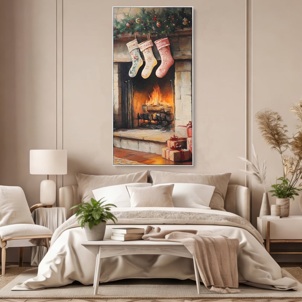 Tablou canvas cu tablou canvas cu semineu si ciorapi de craciun, in rama de aluminiu argintiu, pe perete intr-un dormitor